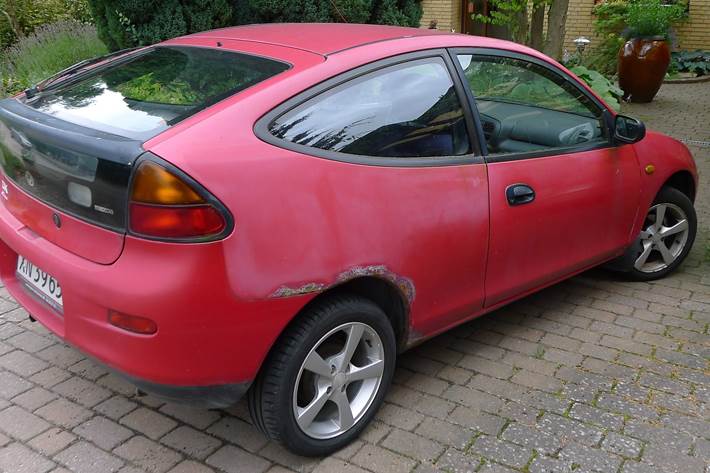 Rød Mazda 323 fra 1995