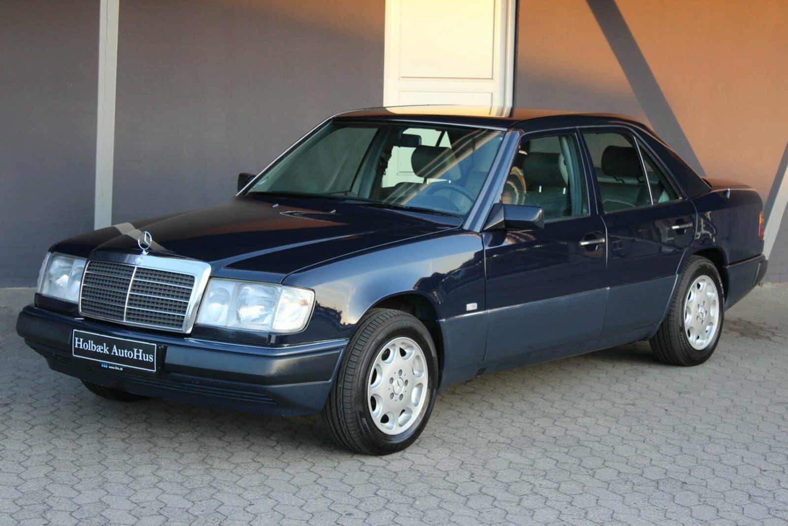 Blå Mercedes 300 E fra 1992