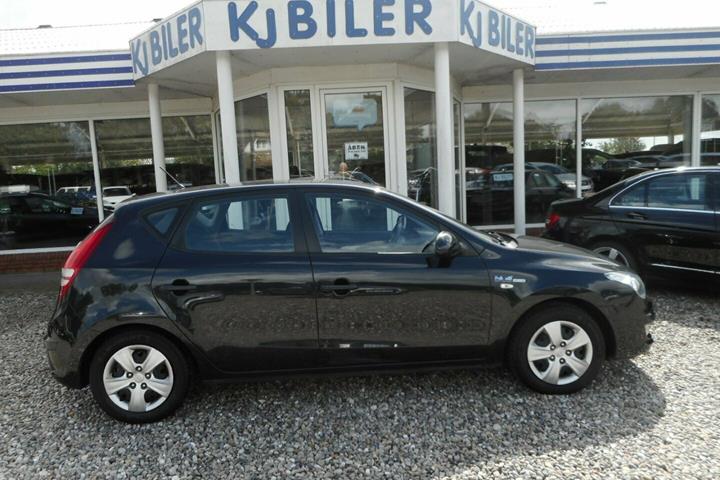 Grå Hyundai i30 fra 2010