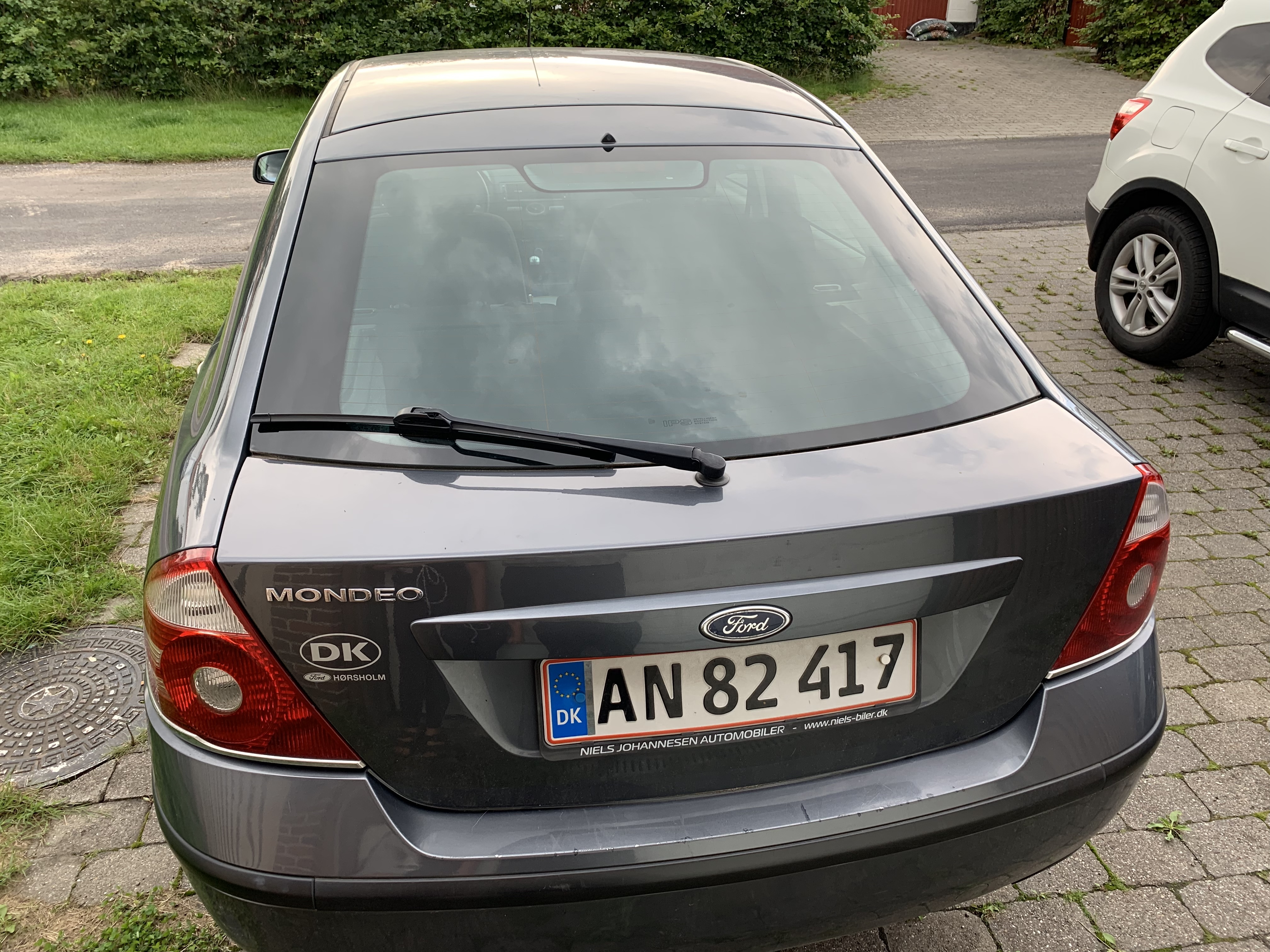 Grå Ford Mondeo fra 2006