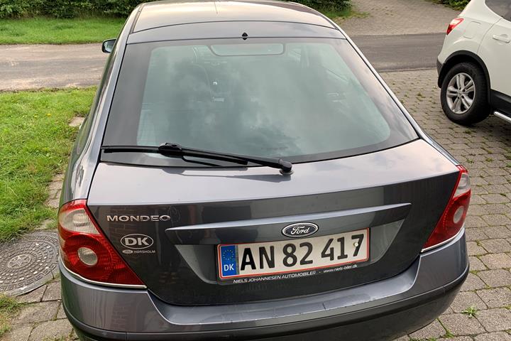 Grå Ford Mondeo fra 2006