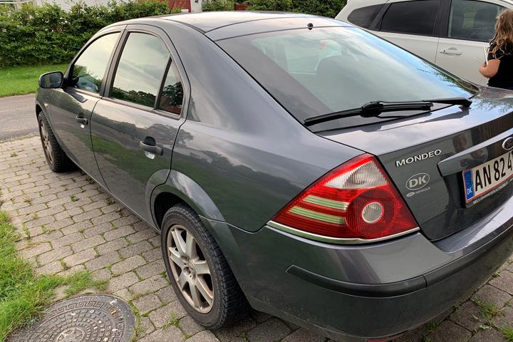 Grå Ford Mondeo fra 2006