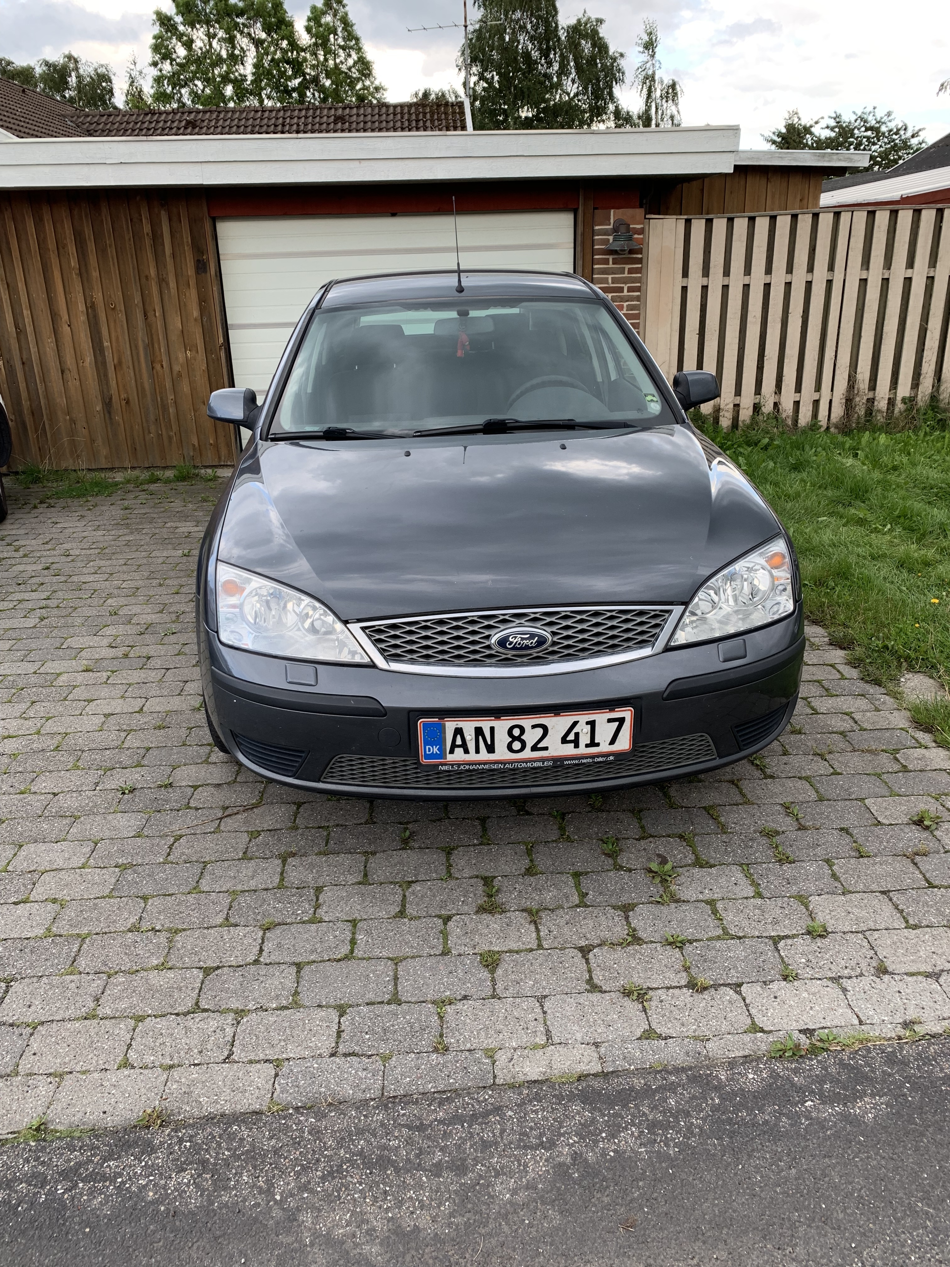 Grå Ford Mondeo fra 2006