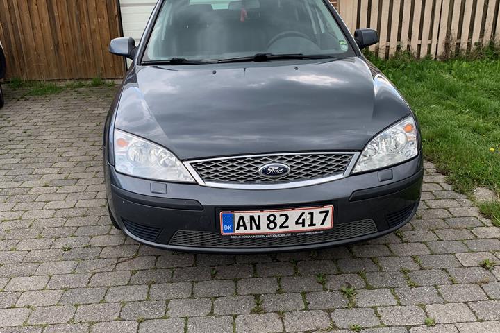 Grå Ford Mondeo fra 2006
