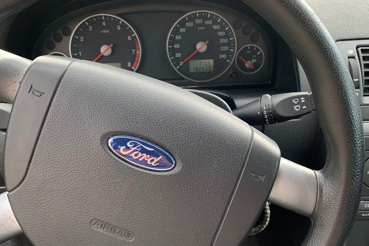 Grå Ford Mondeo fra 2006