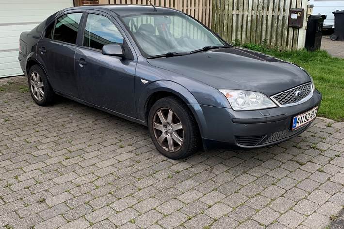 Grå Ford Mondeo fra 2006