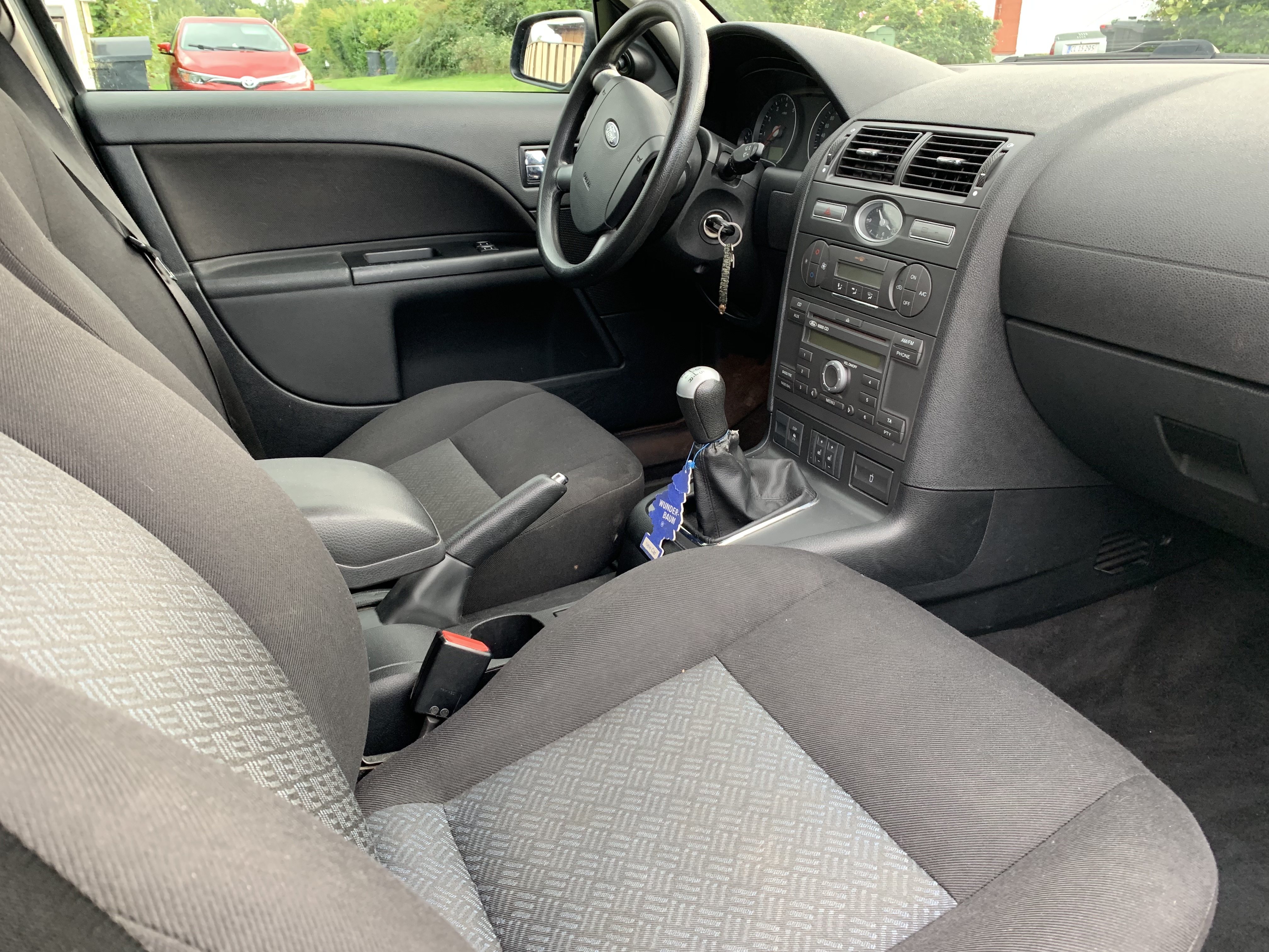 Grå Ford Mondeo fra 2006