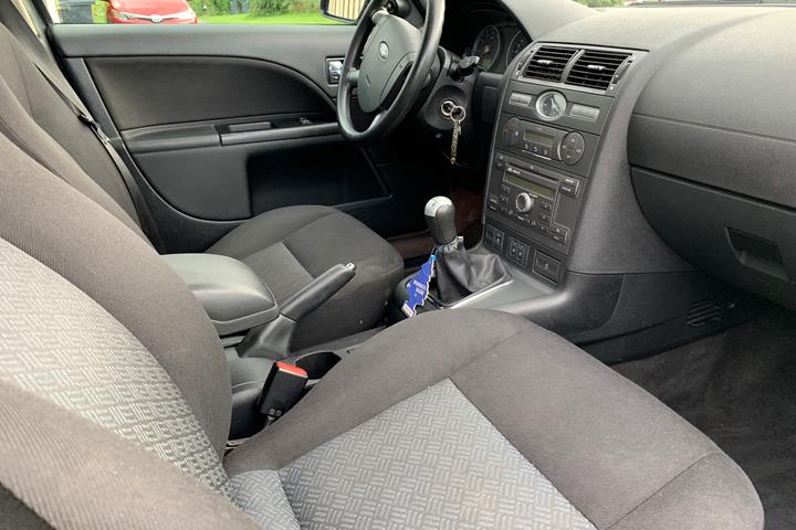 Grå Ford Mondeo fra 2006