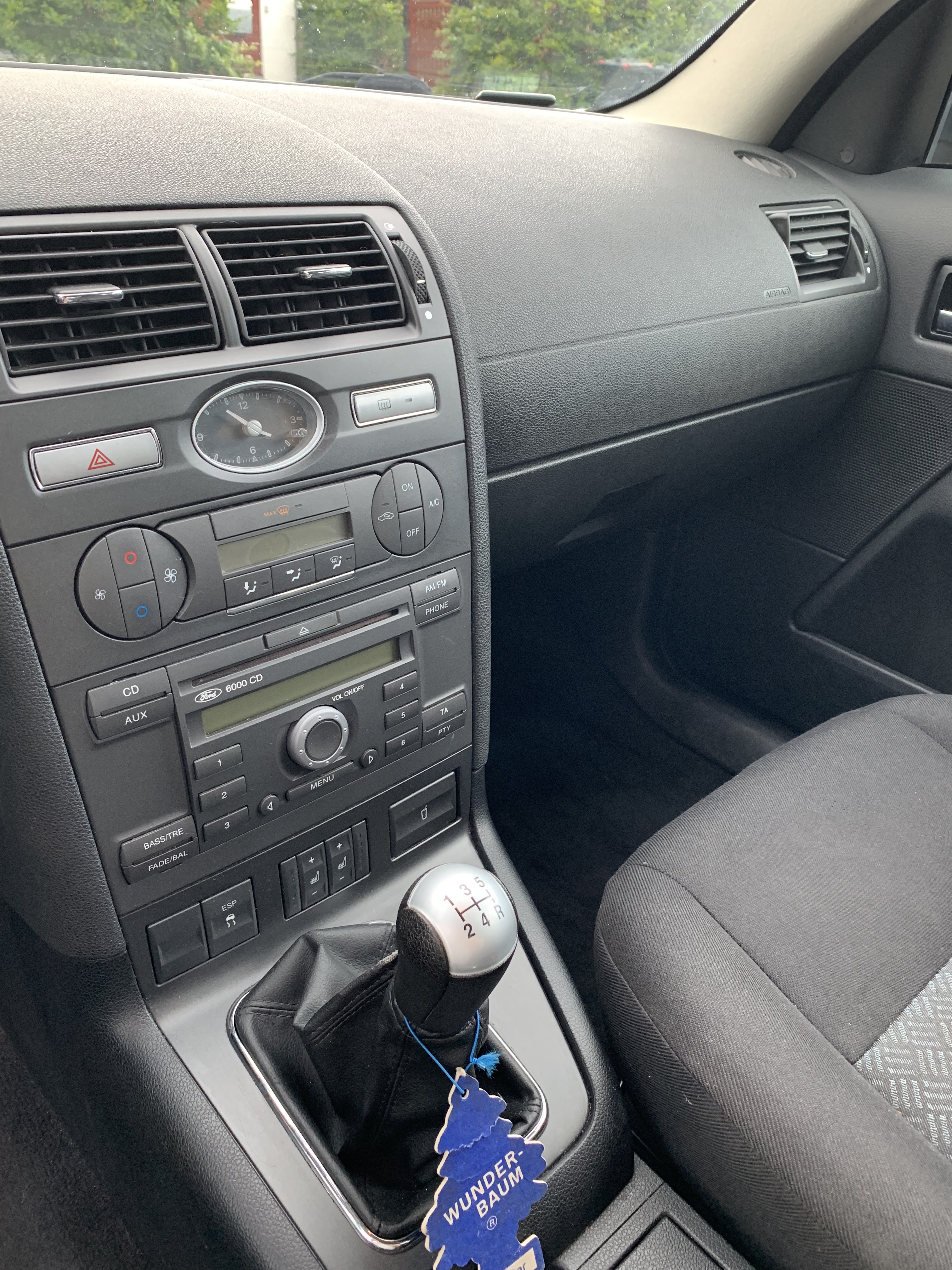 Grå Ford Mondeo fra 2006