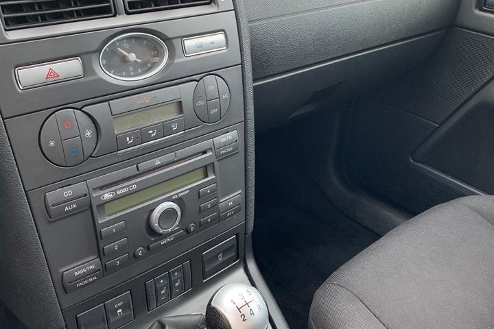 Grå Ford Mondeo fra 2006