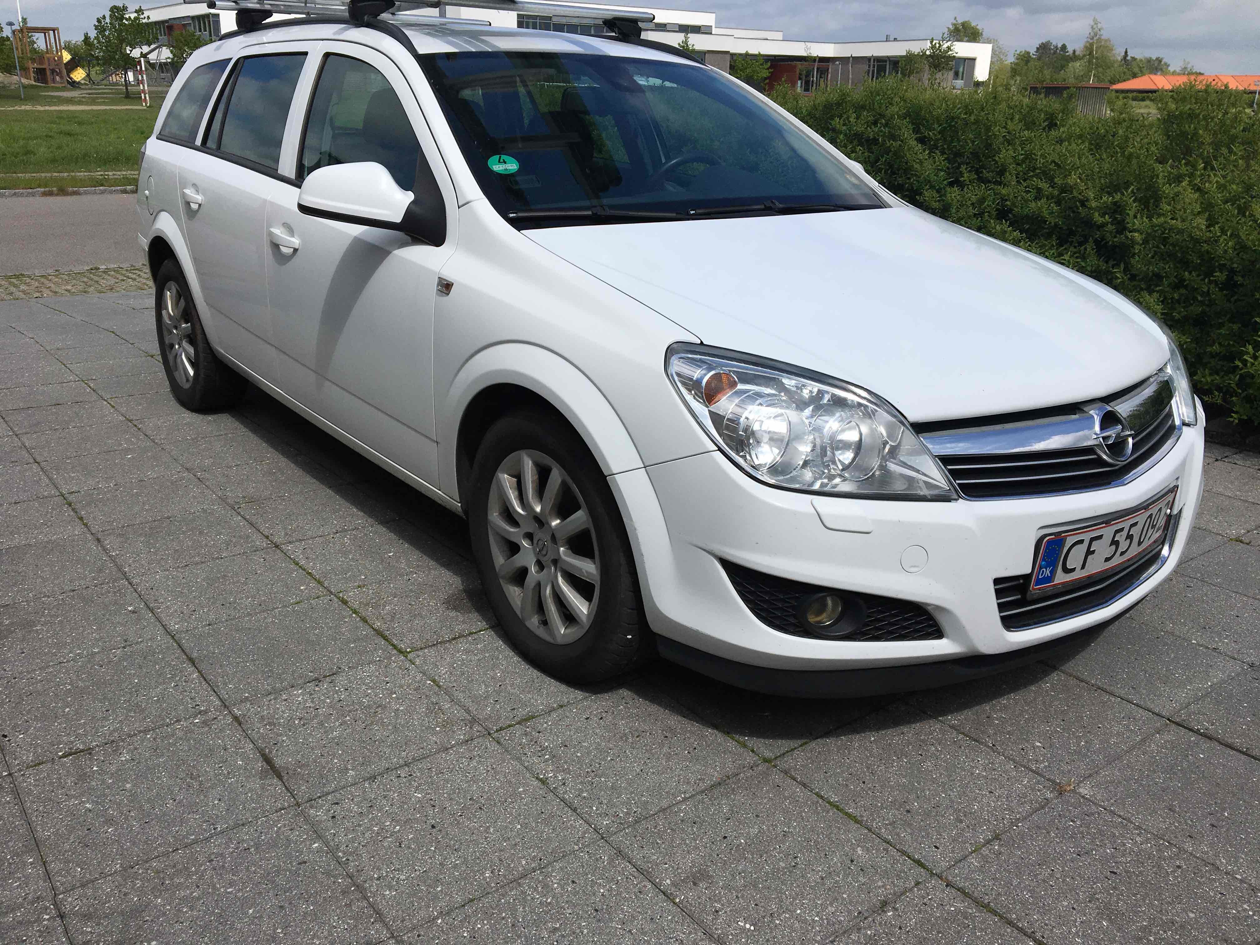 Hvid Opel Astra fra 2009