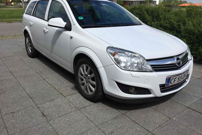Hvid Opel Astra fra 2009
