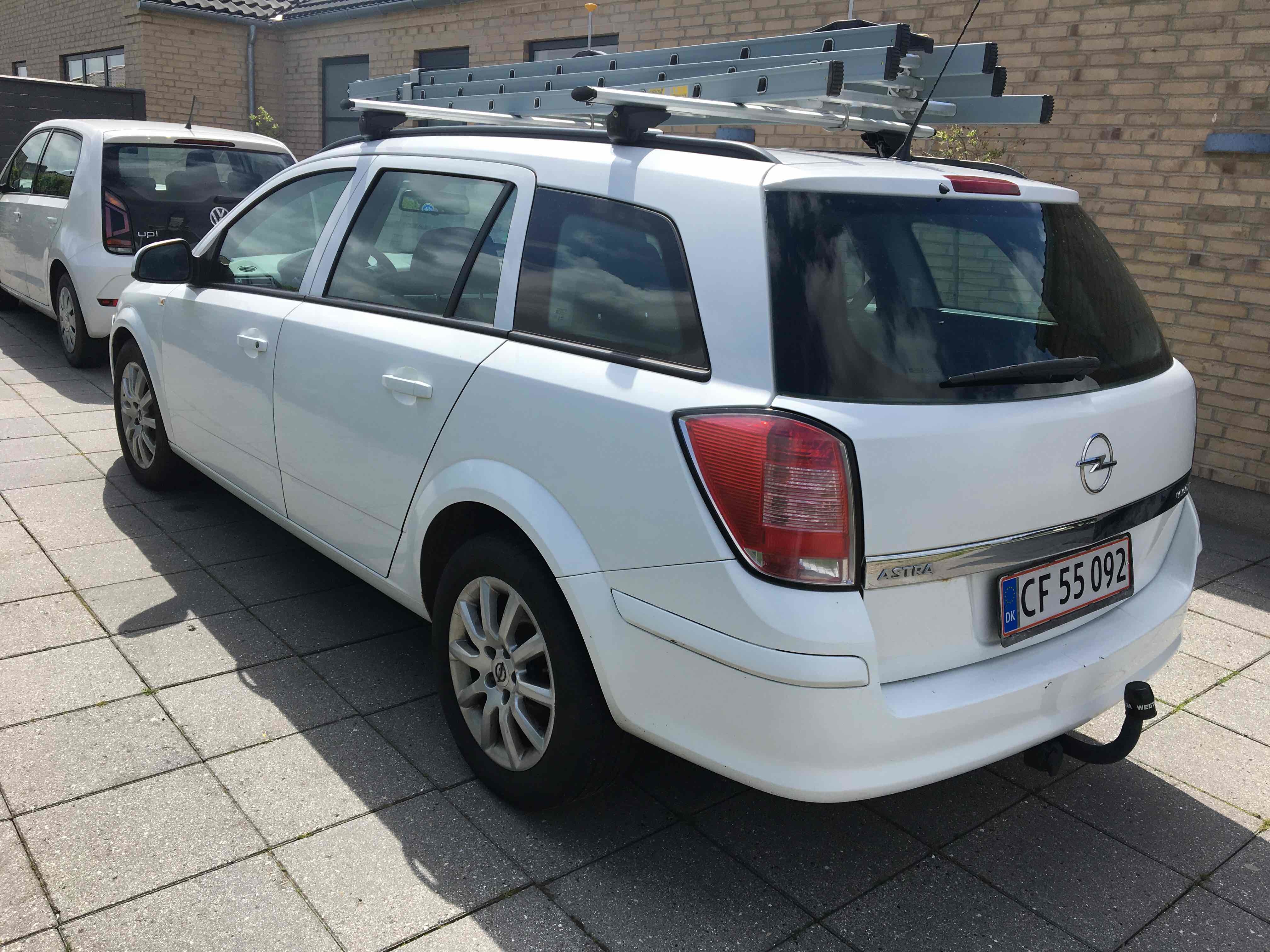 Hvid Opel Astra fra 2009