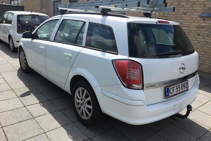 Hvid Opel Astra fra 2009