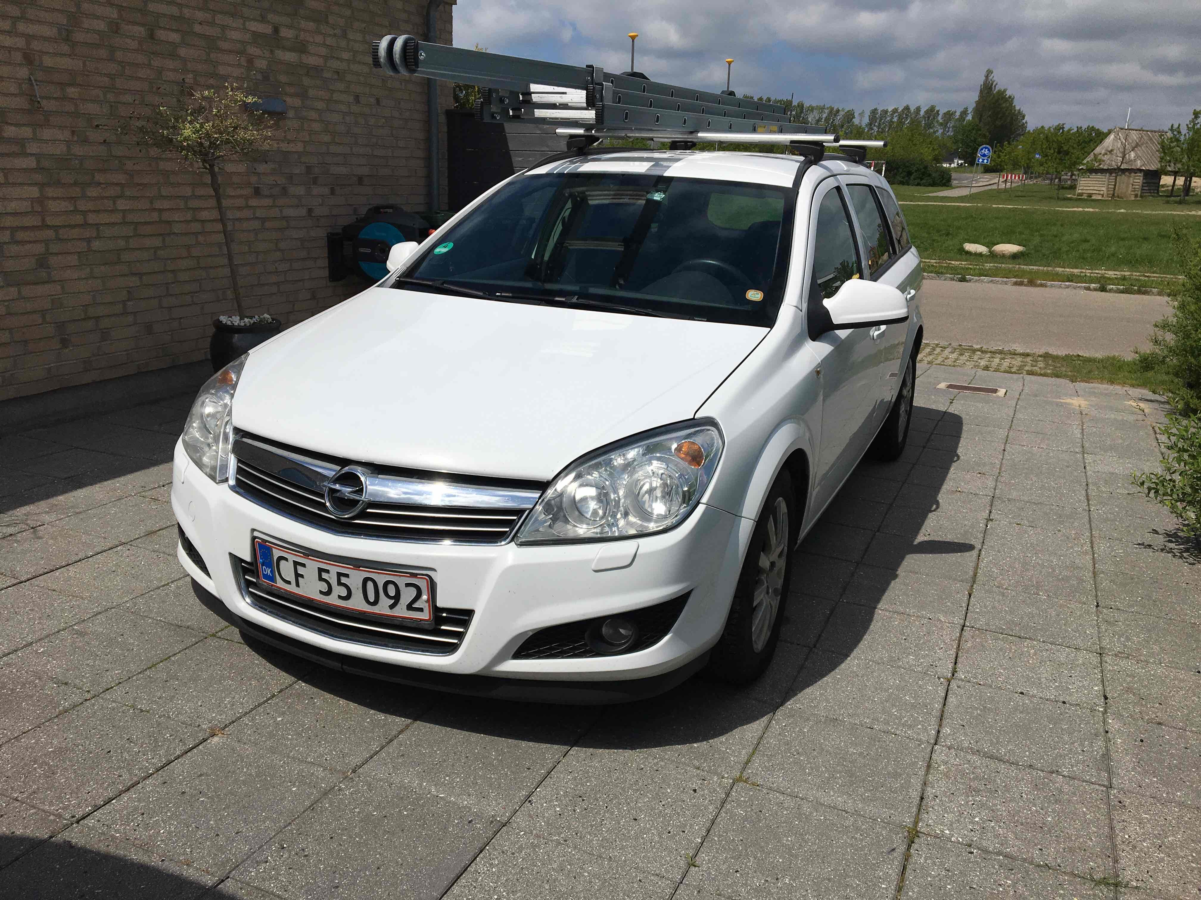 Hvid Opel Astra fra 2009