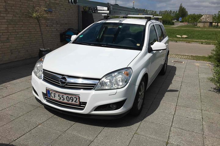 Hvid Opel Astra fra 2009
