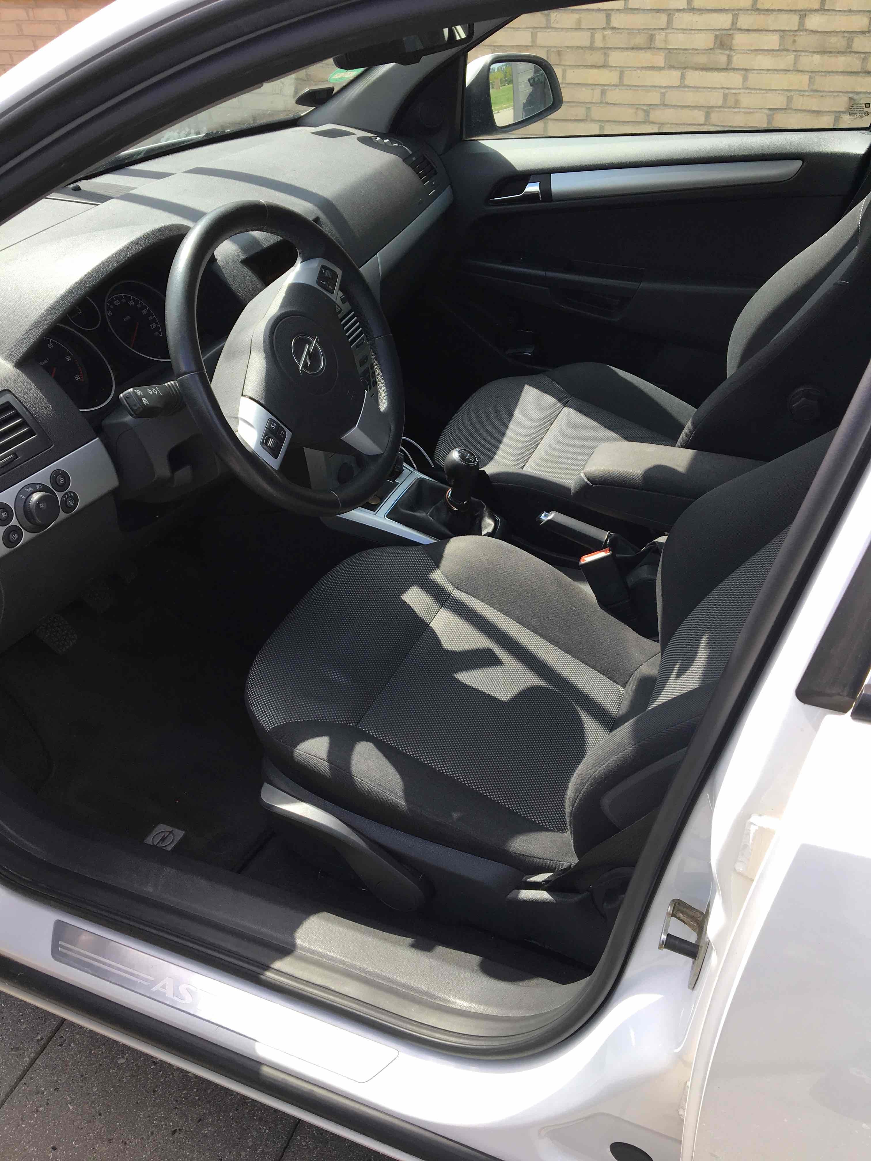 Hvid Opel Astra fra 2009
