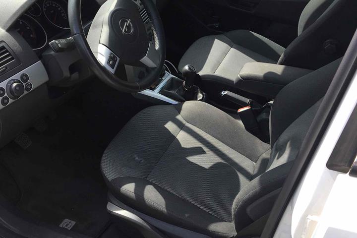Hvid Opel Astra fra 2009
