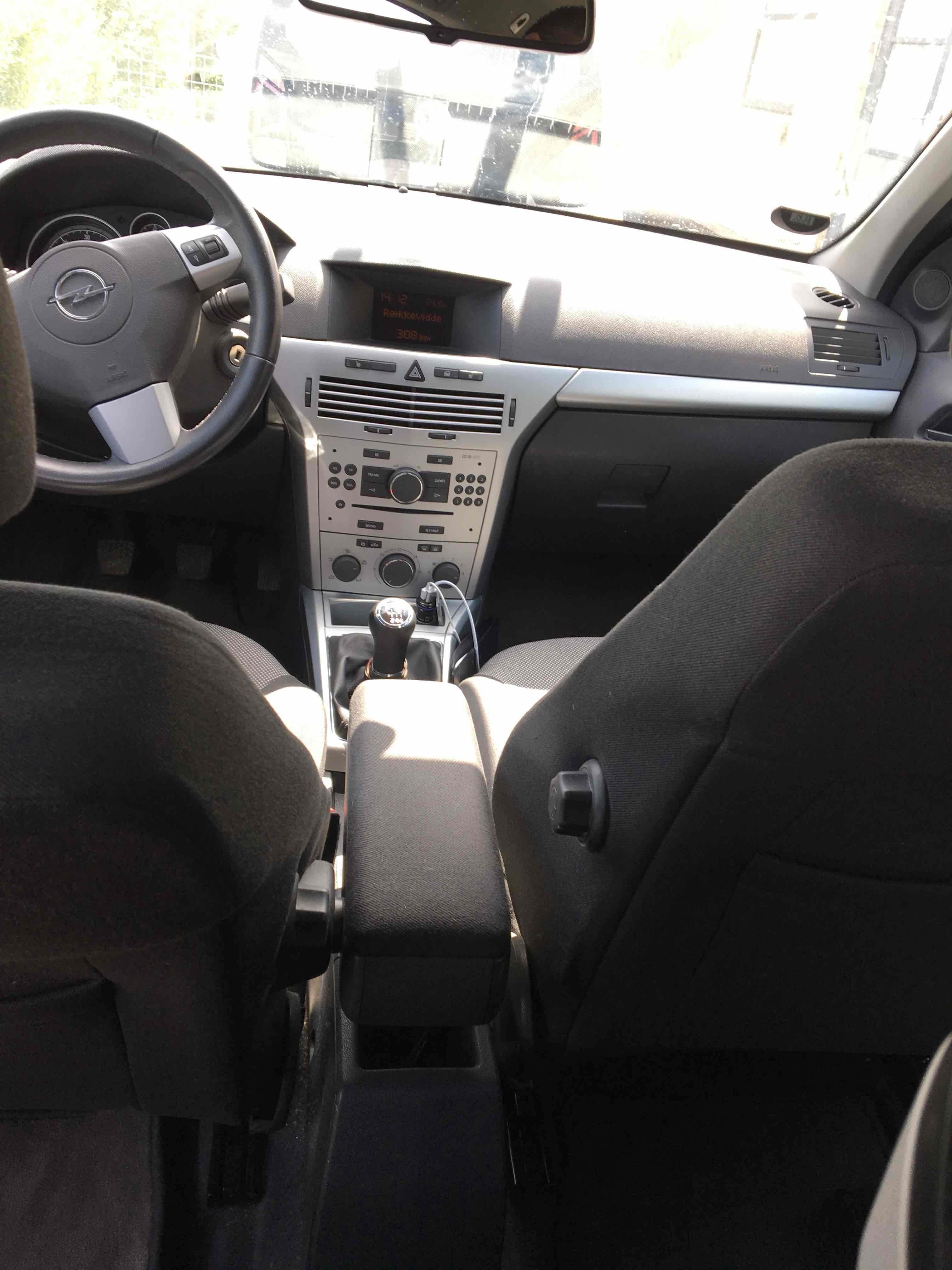Hvid Opel Astra fra 2009