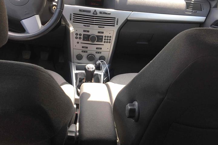 Hvid Opel Astra fra 2009