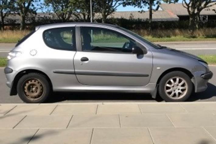Grå Peugeot 206 fra 2001