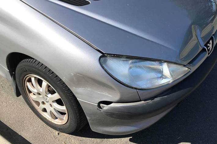 Grå Peugeot 206 fra 2001