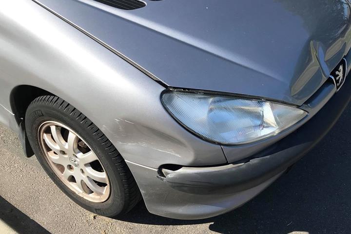 Grå Peugeot 206 fra 2001