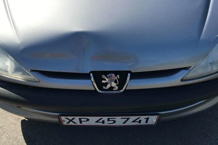 Grå Peugeot 206 fra 2001