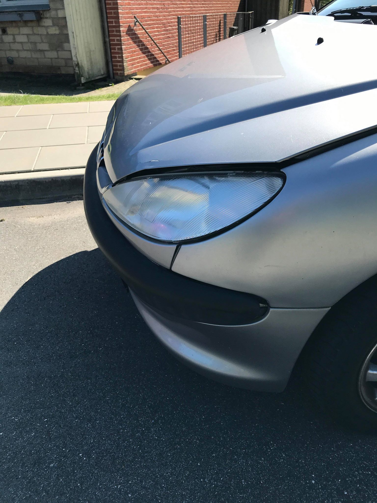 Grå Peugeot 206 fra 2001