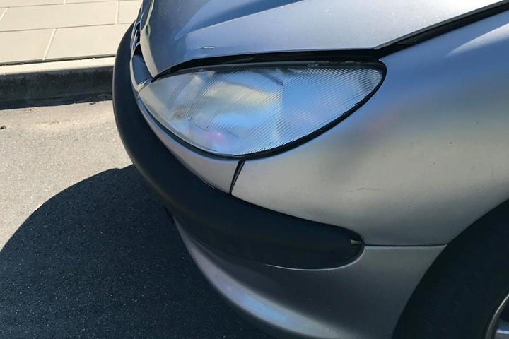 Grå Peugeot 206 fra 2001