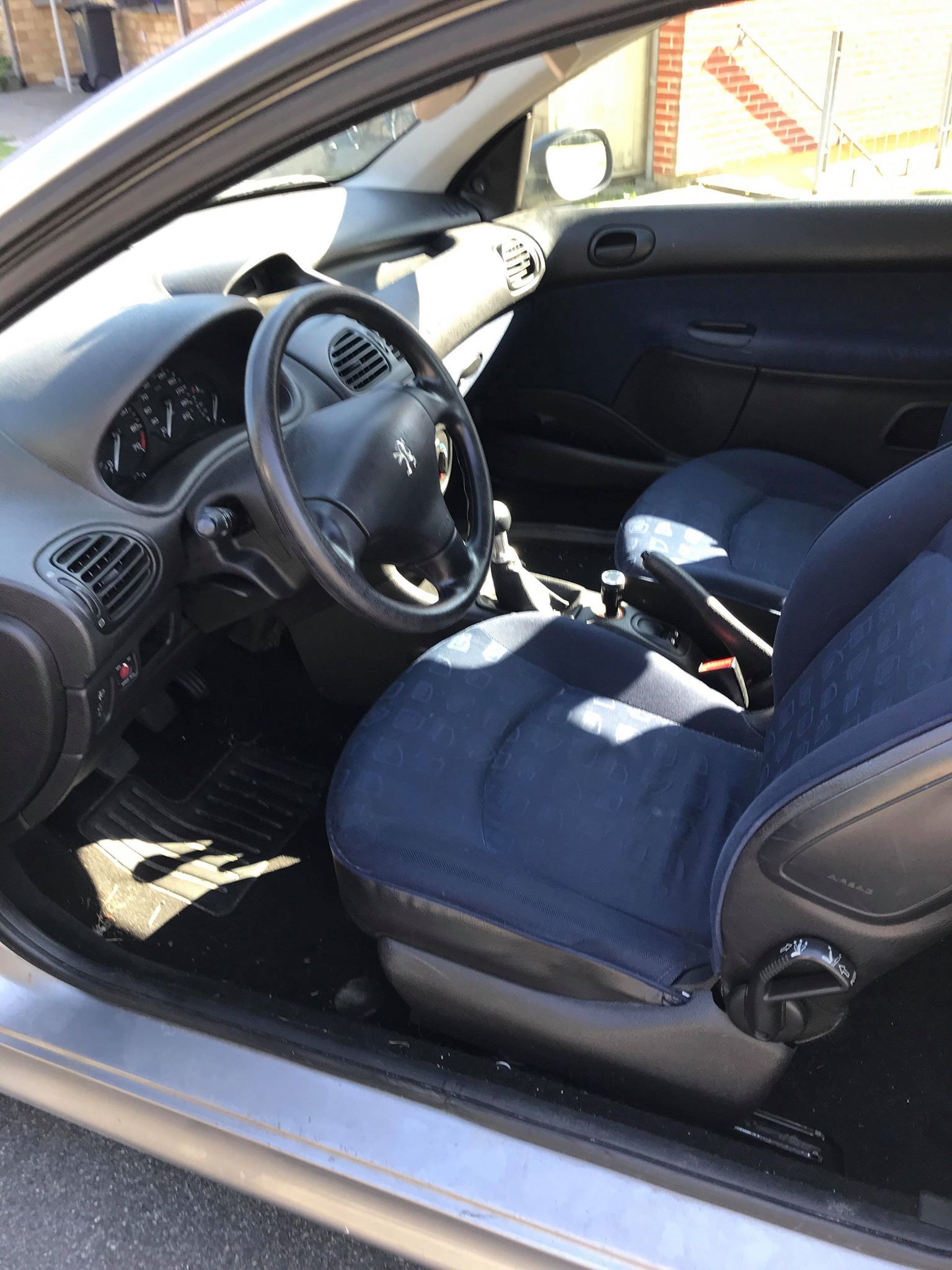 Grå Peugeot 206 fra 2001