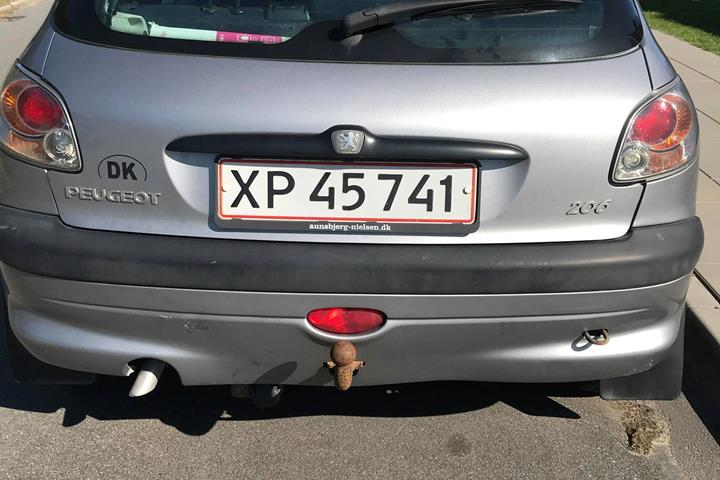 Grå Peugeot 206 fra 2001