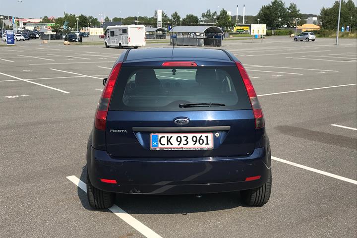 Blå Ford Fiesta fra 2004