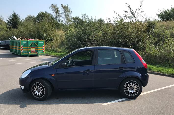 Blå Ford Fiesta fra 2004