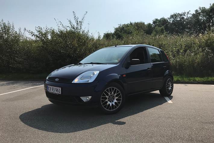 Blå Ford Fiesta fra 2004