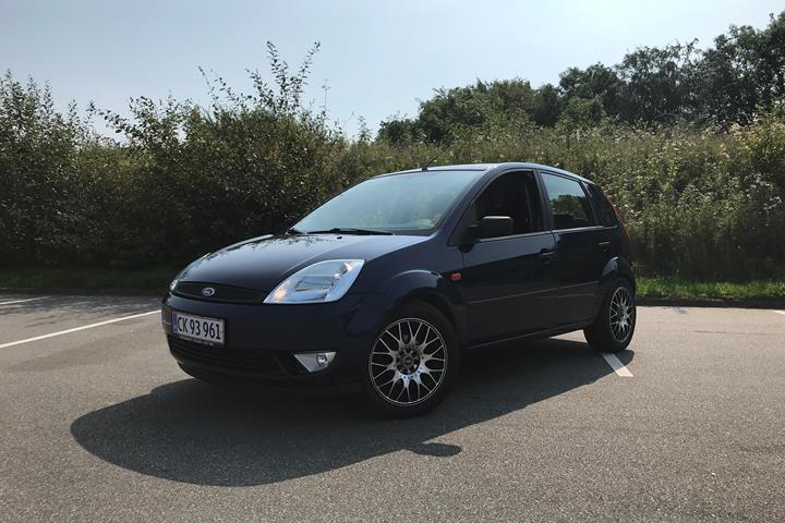Blå Ford Fiesta fra 2004