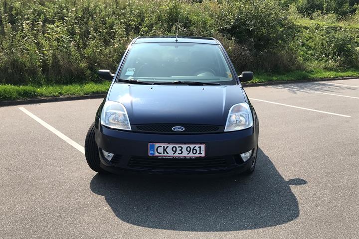 Blå Ford Fiesta fra 2004