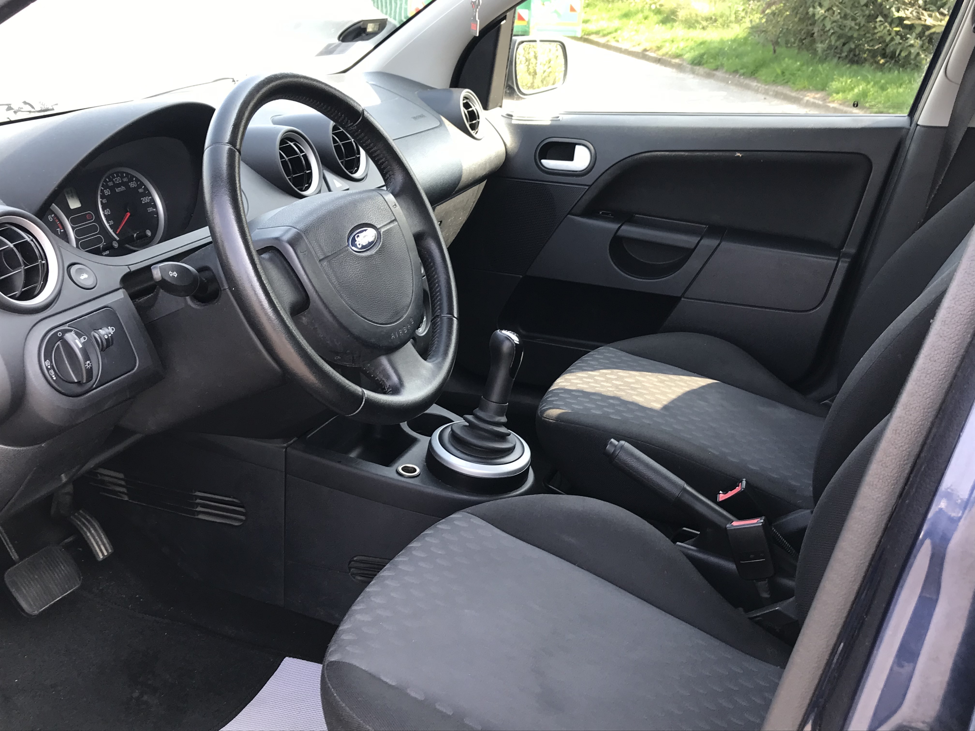 Blå Ford Fiesta fra 2004