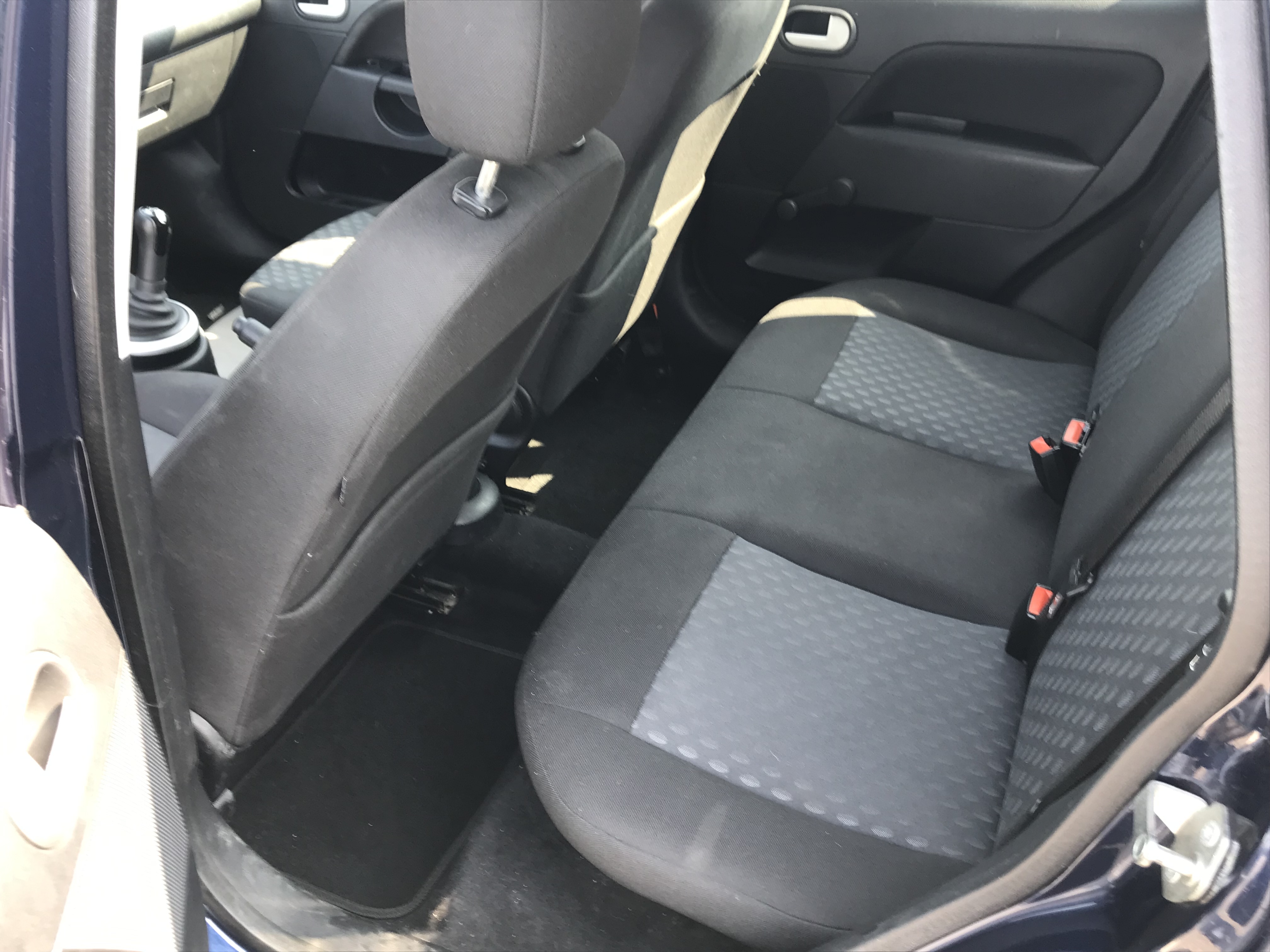 Blå Ford Fiesta fra 2004
