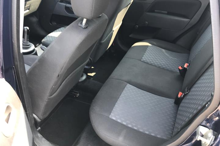 Blå Ford Fiesta fra 2004