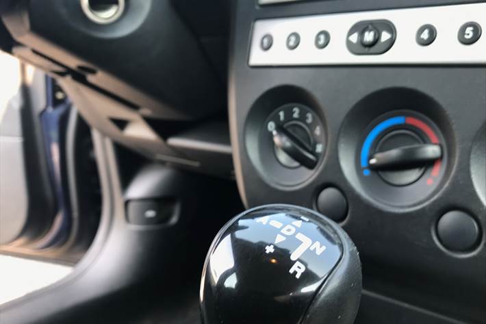 Blå Ford Fiesta fra 2004