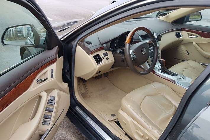 Blå Cadillac CTS fra 2010