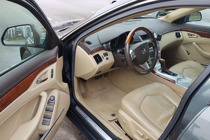 Blå Cadillac CTS fra 2010