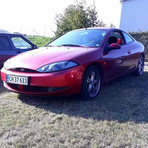 Rød Ford Cougar fra 1999