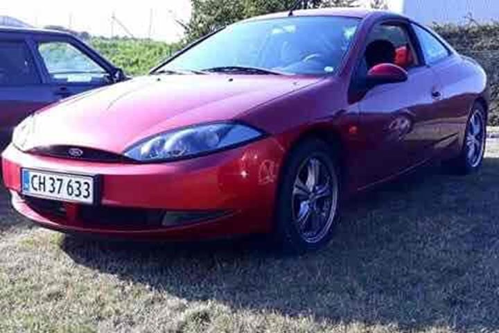 Rød Ford Cougar fra 1999