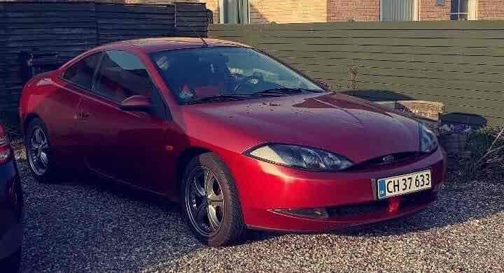 Rød Ford Cougar fra 1999
