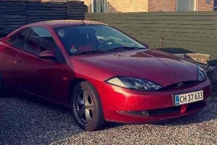 Rød Ford Cougar fra 1999