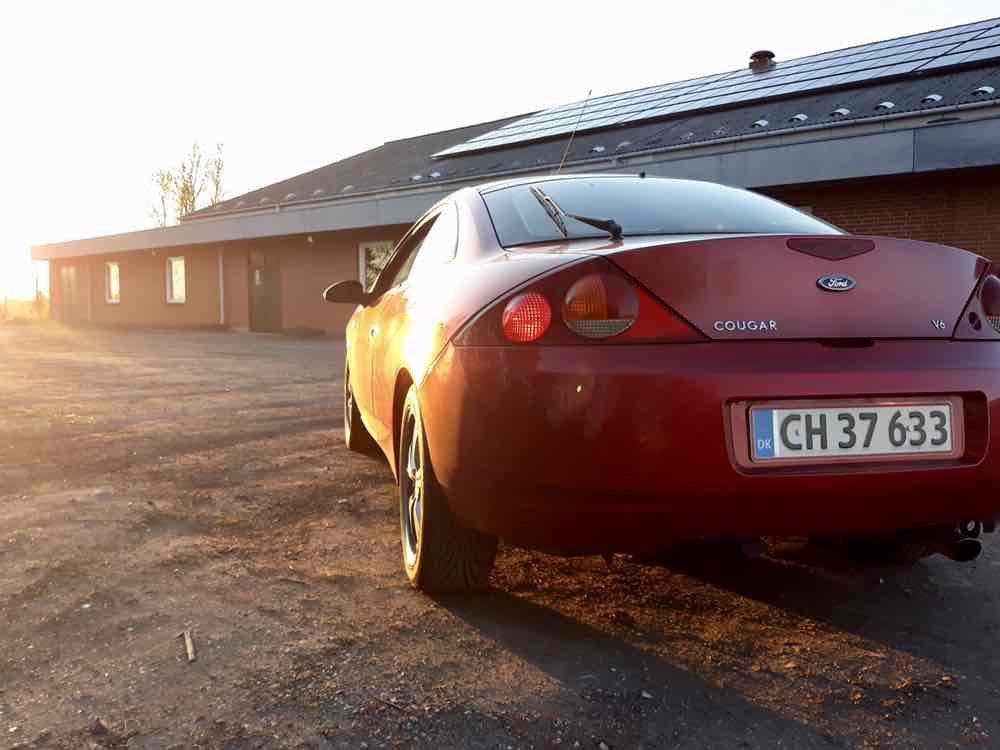 Rød Ford Cougar fra 1999