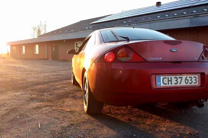 Rød Ford Cougar fra 1999