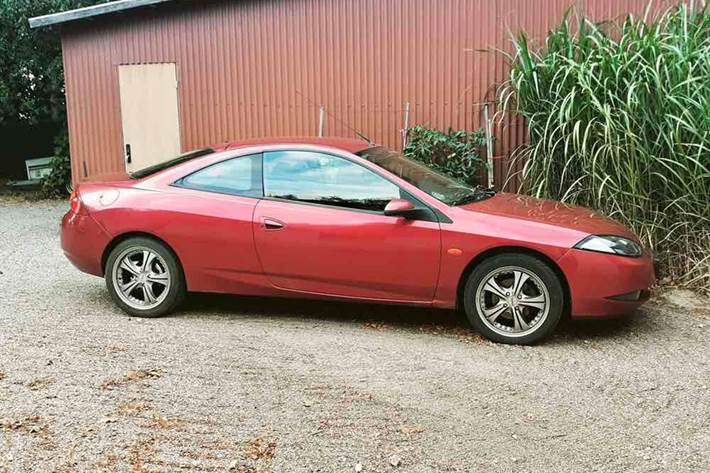 Rød Ford Cougar fra 1999